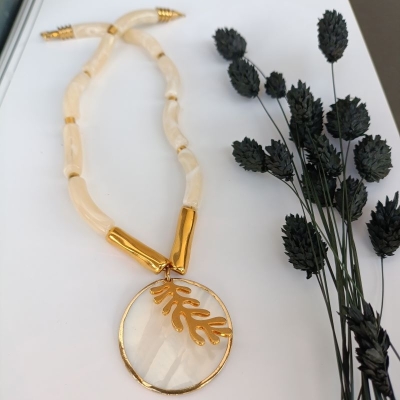 Κολιέ με μέταλλο και φυσικό κοχύλι