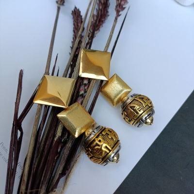 Σκουλαρίκια από ανοξείδωτο ατσάλι...σαγρέ μέταλλο με καρφάκια....