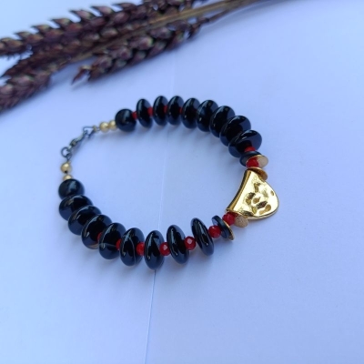 Κολιέ με μέταλλο και χάντρες