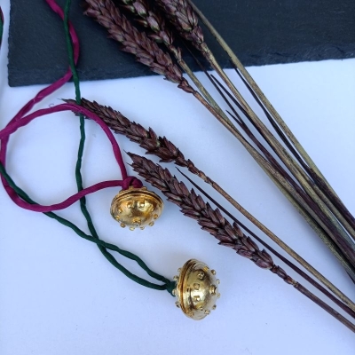 Κολιέ με ύφασμα μετάξι και κρεμαστό από ορείχαλκο