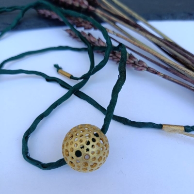 Κολιέ με ύφασμα μεταξωτό επεξεργασμένο και μπάλα ασημί 925