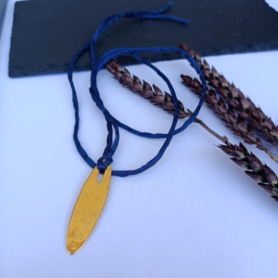 Κολιέ με μεταξωτό ύφασμα και μέταλλο