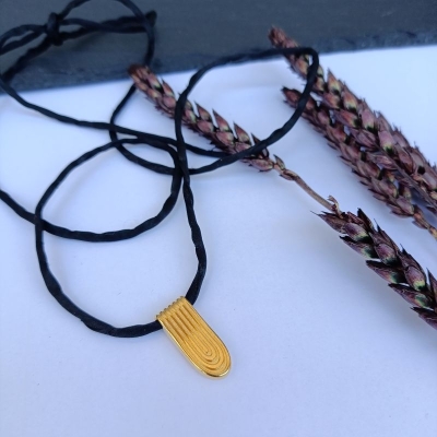 Κολιέ από μεταξωτό ύφασμα και μέταλλο