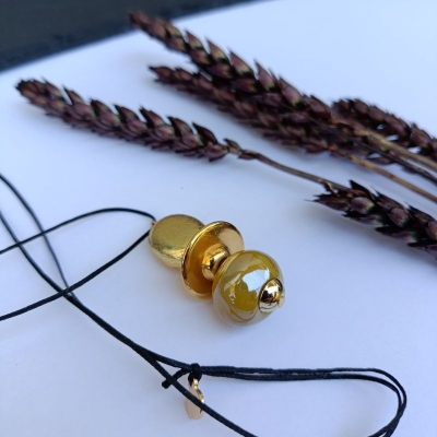 Κολιέ από κεραμικές χάντρες και μέταλλο