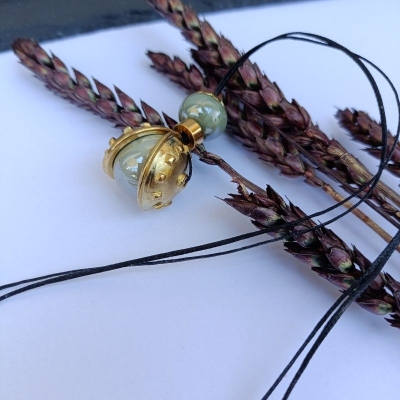 Κολιέ από μέταλλο και κεραμικές χάντρες