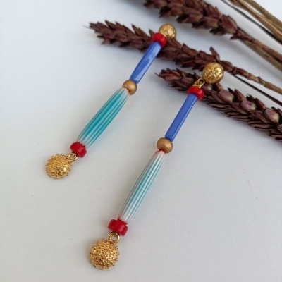 Σκουλαρίκια από γυάλινες χάντρες ξύλινες χάντρες και ανοξείδωτο ατσάλι