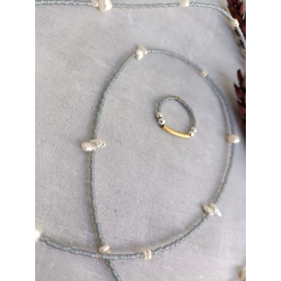 Κολιέ από γυάλινες χάντρες και μαργαριτάρια