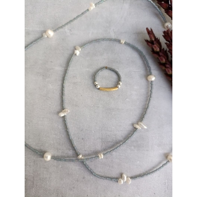 Κολιέ από γυάλινες χάντρες και μαργαριτάρια