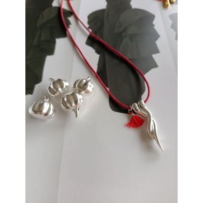 Κολιέ γούρι με μεταλλικό στοιχείο και κορδόνι