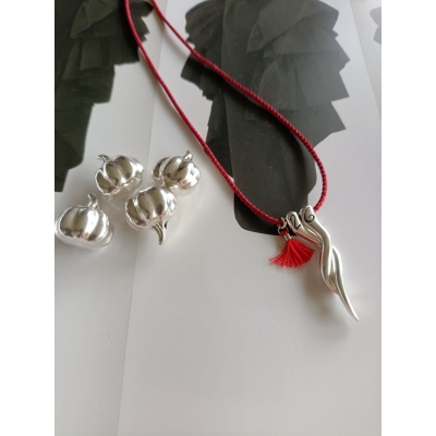 Κολιέ γούρι με μεταλλικό στοιχείο και κορδόνι