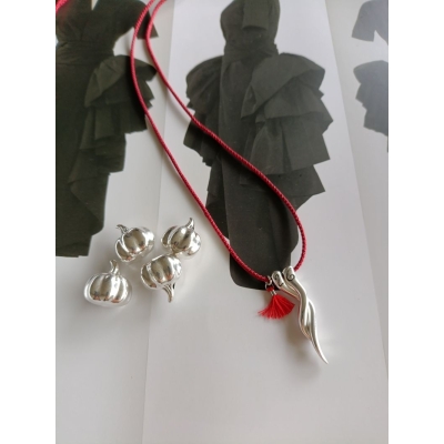 Κολιέ γούρι με μεταλλικό στοιχείο και κορδόνι