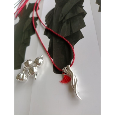 Κολιέ γούρι με μεταλλικό στοιχείο και κορδόνι