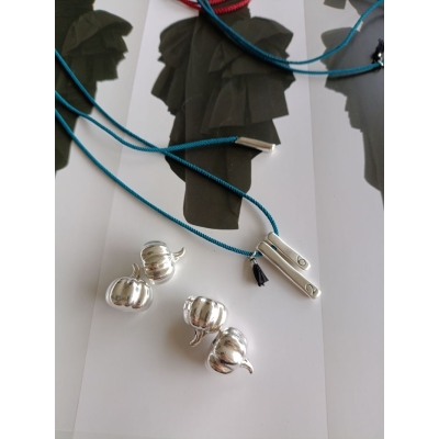 Κολιέ γούρι με μεταλλικό στοιχείο και κορδόνι