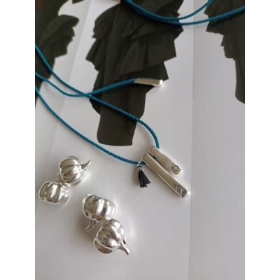 Κολιέ γούρι με μεταλλικό στοιχείο και κορδόνι