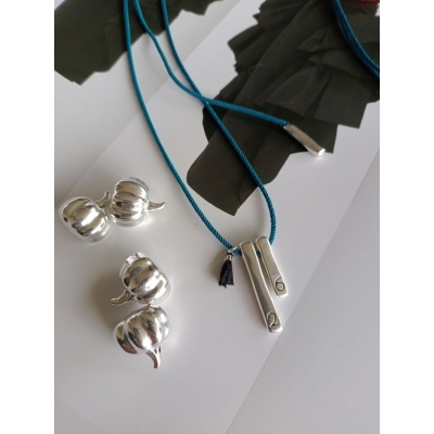 Κολιέ γούρι με μεταλλικό στοιχείο και κορδόνι