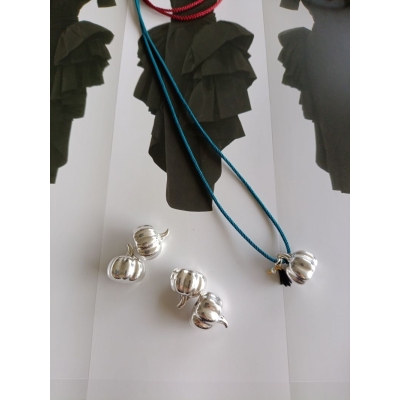 Κολιέ γούρι με μεταλλικό στοιχείο και κορδόνι