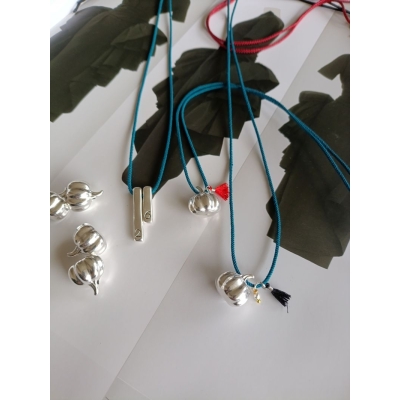 Κολιέ γούρι με μεταλλικό στοιχείο και κορδόνι