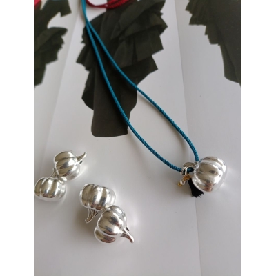 Κολιέ γούρι με μεταλλικό στοιχείο και κορδόνι