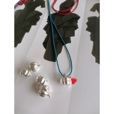 Κολιέ γούρι με μεταλλικό στοιχείο και κορδόνι