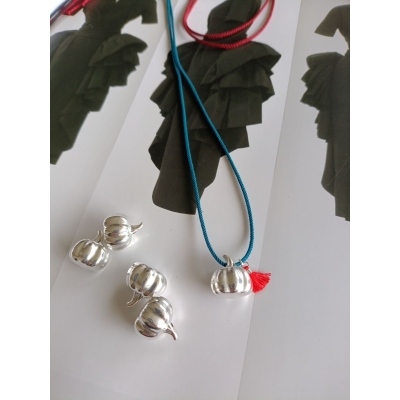 Κολιέ γούρι με μεταλλικό στοιχείο και κορδόνι