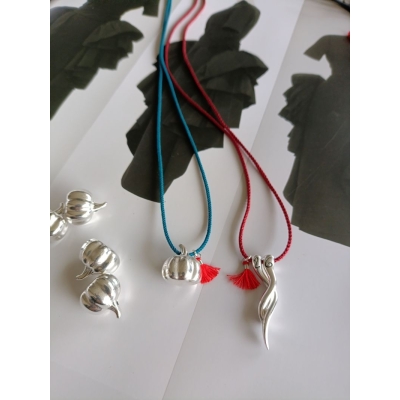 Κολιέ γούρι με μεταλλικό στοιχείο και κορδόνι