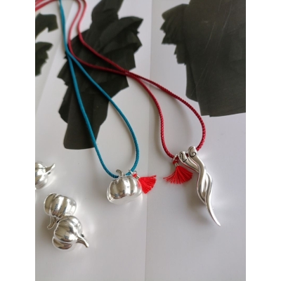 Κολιέ γούρι με μεταλλικό στοιχείο και κορδόνι