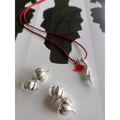 Κολιέ γούρι με μεταλλικό στοιχείο και κορδόνι