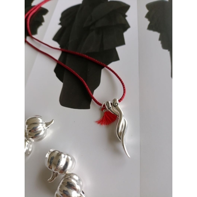 Κολιέ γούρι με μεταλλικό στοιχείο και κορδόνι