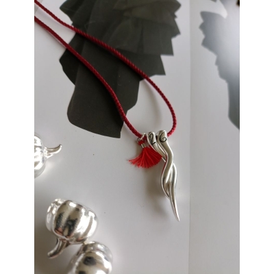 Κολιέ γούρι με μεταλλικό στοιχείο και κορδόνι