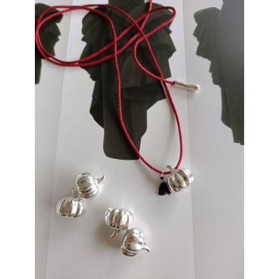 Κολιέ γούρι με μεταλλικό στοιχείο και κορδόνι