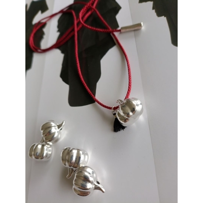 Κολιέ γούρι με μεταλλικό στοιχείο και κορδόνι