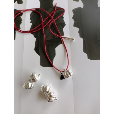 Κολιέ γούρι με μεταλλικό στοιχείο και κορδόνι