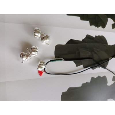 Κολιέ γούρι με μεταλλικό στοιχείο και κορδόνι