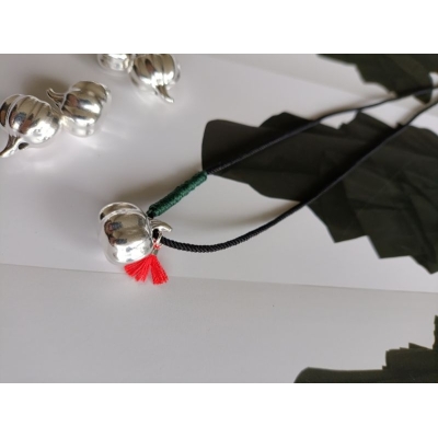 Κολιέ γούρι με μεταλλικό στοιχείο και κορδόνι