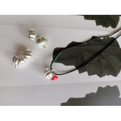 Κολιέ γούρι με μεταλλικό στοιχείο και κορδόνι