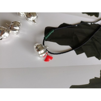 Κολιέ γούρι με μεταλλικό στοιχείο και κορδόνι