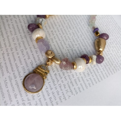 Κολιέ με συνδυασμό από ημιπολύτιμους λίθους, κεραμικές χάντρες και ανοξείδωτο ατσάλι