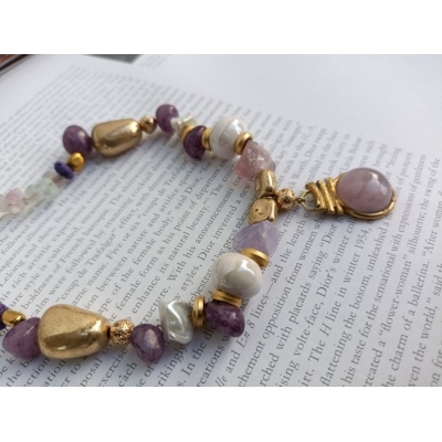 Κολιέ με συνδυασμό από ημιπολύτιμους λίθους, κεραμικές χάντρες και ανοξείδωτο ατσάλι