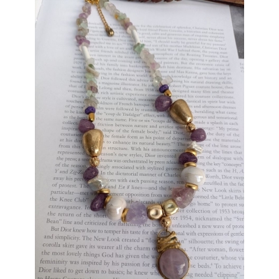 Κολιέ με συνδυασμό από ημιπολύτιμους λίθους, κεραμικές χάντρες και ανοξείδωτο ατσάλι