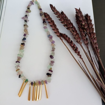 Κολιέ με chips από ημιπολύτιμες πέτρες και μέταλλο